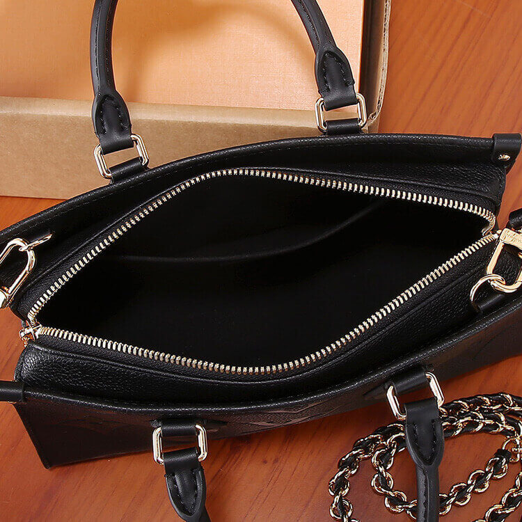 Replica-LV-OnTheGo-East-West-M23640-6.jpg