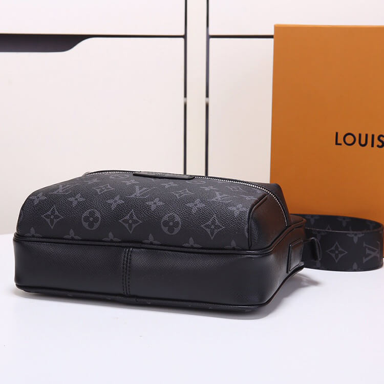 Replica-LV-Outdoor-Messenger-M30233-4.jpg