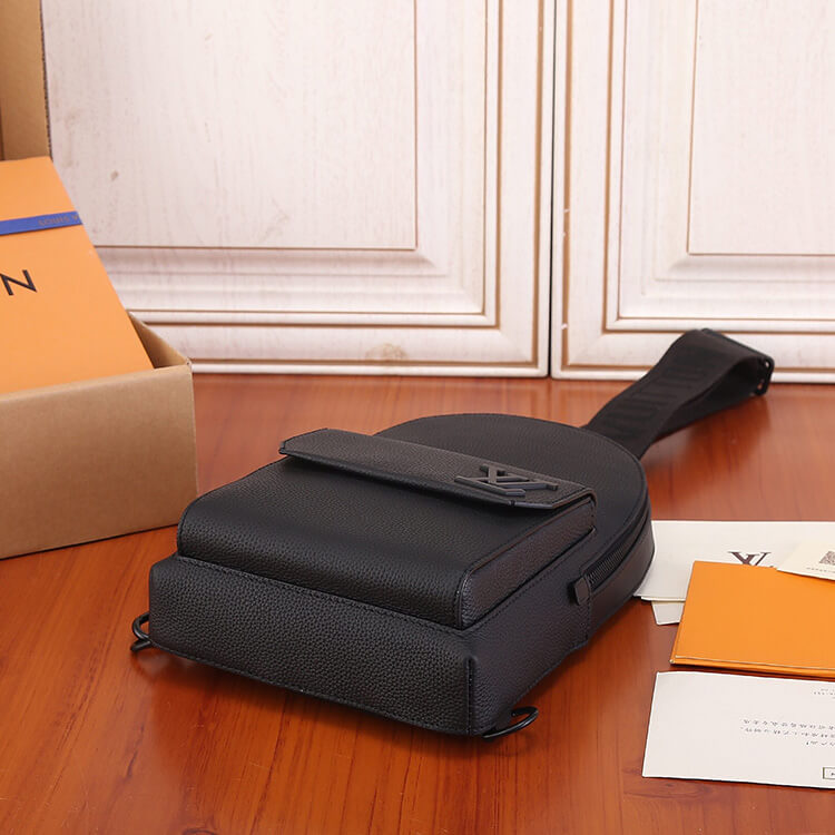 Replica-LV-Pilot-Slingbag-M23736-5.jpg